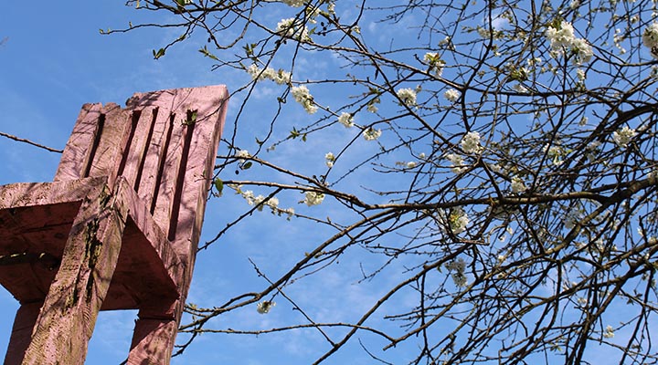 kunstinstallation holzstuhl